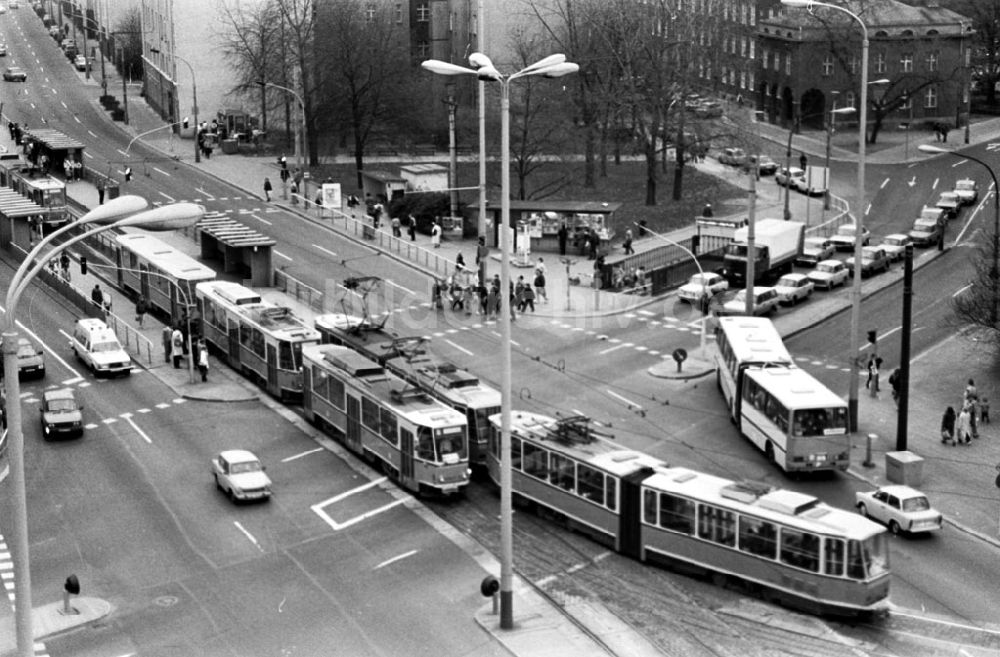 DDR-Fotoarchiv: Berlin-Mitte - Verkehrsknotenpunkt der BVB am Rosa-Luxemburg-Platz 15.11.89 Foto: Grahn Umschlag 1360