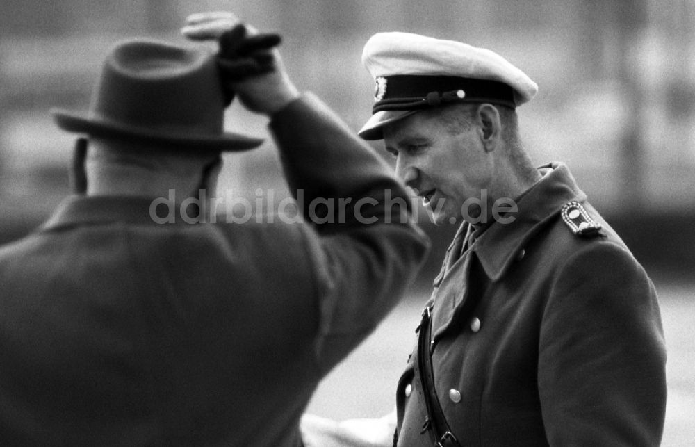 DDR-Fotoarchiv: Berlin - Verkehrspolizist in Berlin in der DDR