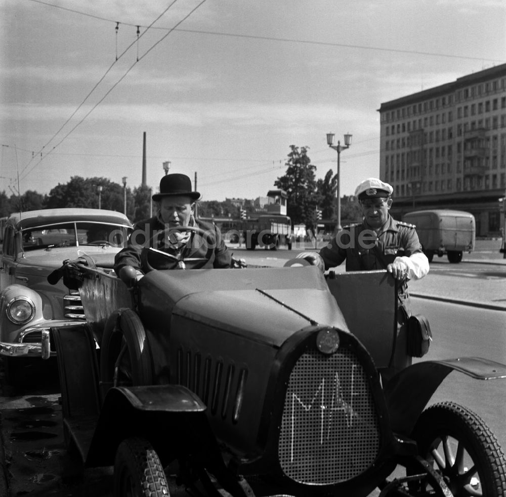 Berlin: Verkehrspolizist neben einem Oldtimer F5 des Automobilherstellers MAF in Berlin-Mitte in der DDR