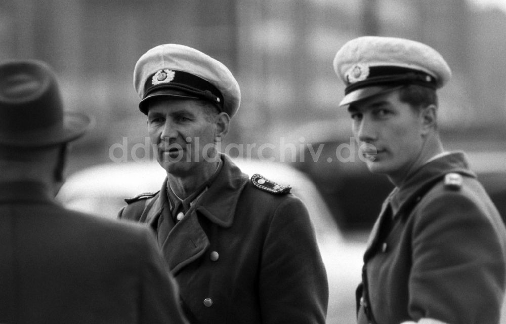 DDR-Bildarchiv: Berlin - Verkehrspolizisten in Berlin in der DDR