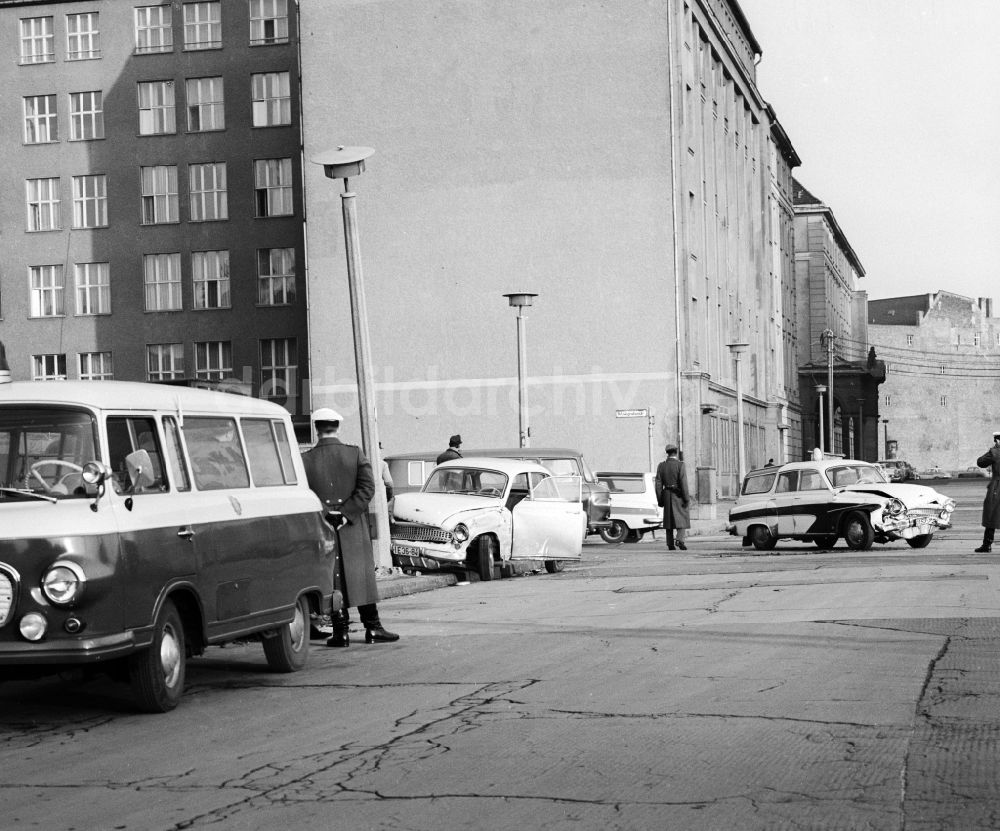 DDR-Fotoarchiv: Berlin - Verkehrsunfall in Berlin, der ehemaligen Hauptstadt der DDR, Deutsche Demokratische Republik