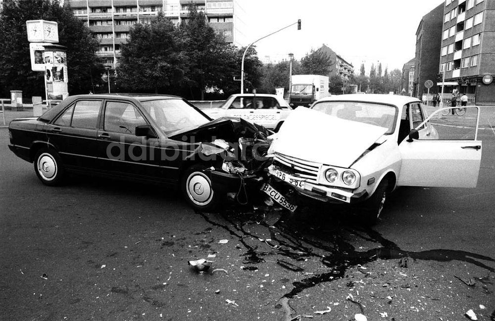 Berlin - Friedrichshain: Verkehrsunfall Franz-Mehring-Platz (Berlin-Friedrichshain) Mercedes Benz gegen Dacia 14