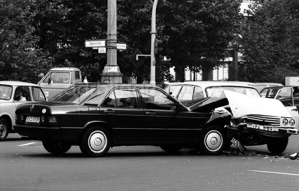 DDR-Bildarchiv: Berlin - Friedrichshain - Verkehrsunfall Franz-Mehring-Platz (Berlin-Friedrichshain) Mercedes Benz gegen Dacia 14