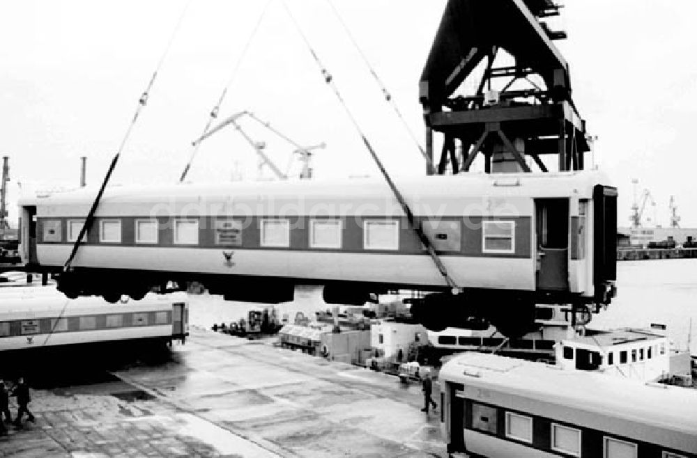DDR-Bildarchiv: Rostock - 21.12.1986 Verladung von Eisenbahnwagons am Rostocker Hafen und
