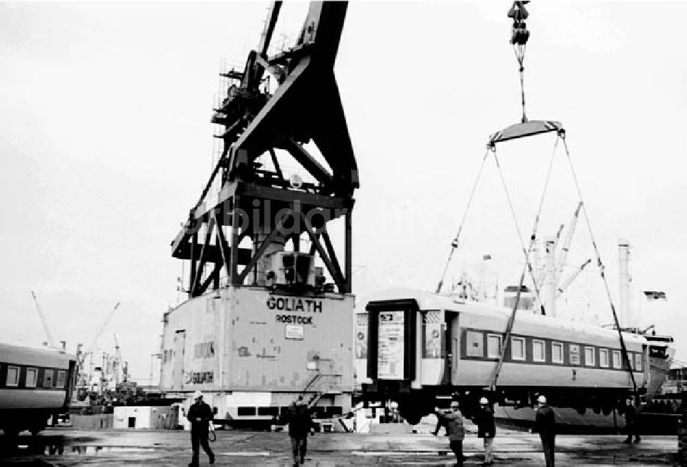 DDR-Fotoarchiv: Rostock - 21.12.1986 Verladung von Eisenbahnwagons am Rostocker Hafen und