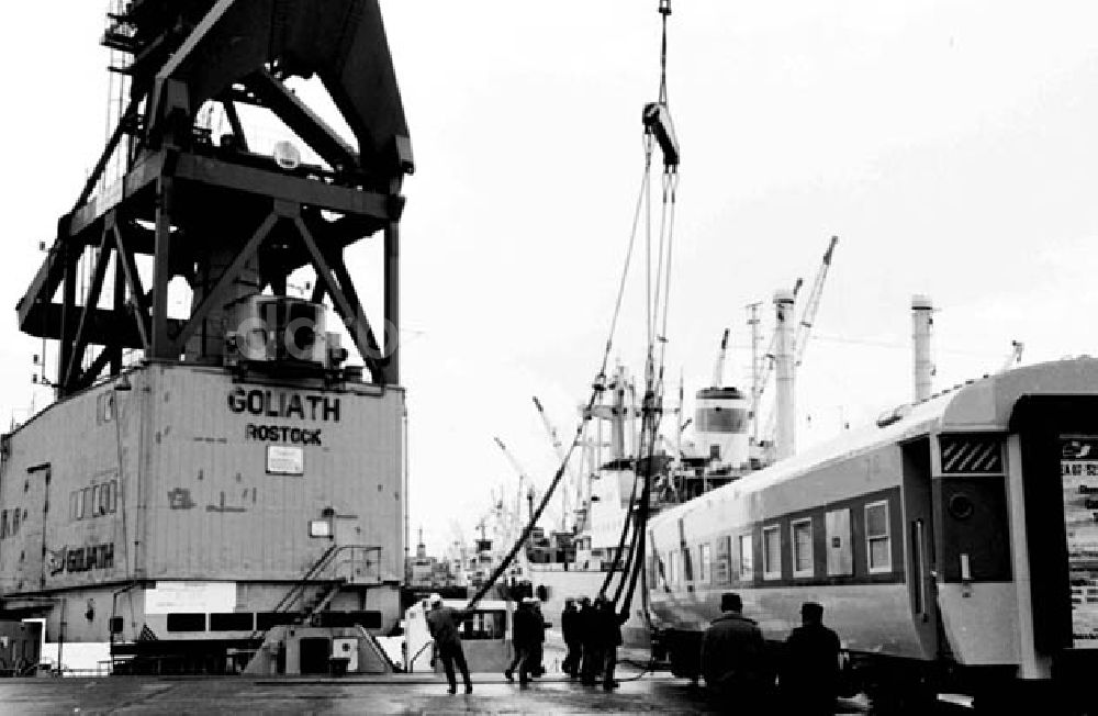 Rostock: 21.12.1986 Verladung von Eisenbahnwagons am Rostocker Hafen und