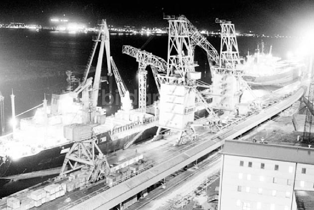 DDR-Bildarchiv: Rostock - 21.12.1986 Verladung von Eisenbahnwagons am Rostocker Hafen und