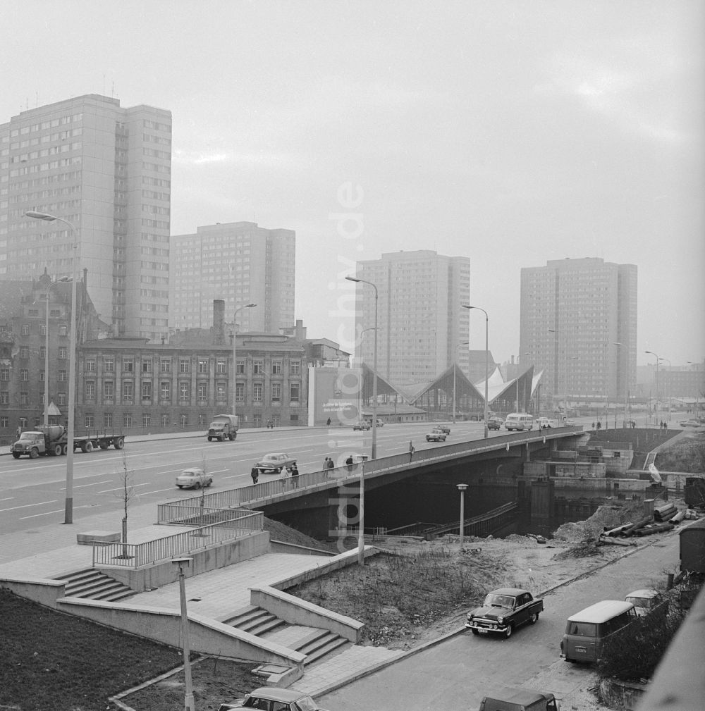 DDR-Fotoarchiv: Berlin - Verlauf der B1 über die Spree im Stadtzentrum von Berlin, der ehemaligen Hauptstadt der DDR, Deutsche Demokratische Republik