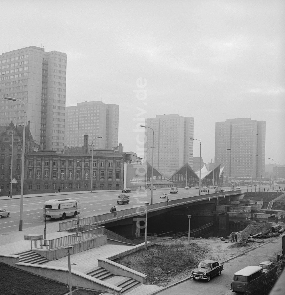 Berlin: Verlauf der B1 über die Spree im Stadtzentrum von Berlin, der ehemaligen Hauptstadt der DDR, Deutsche Demokratische Republik
