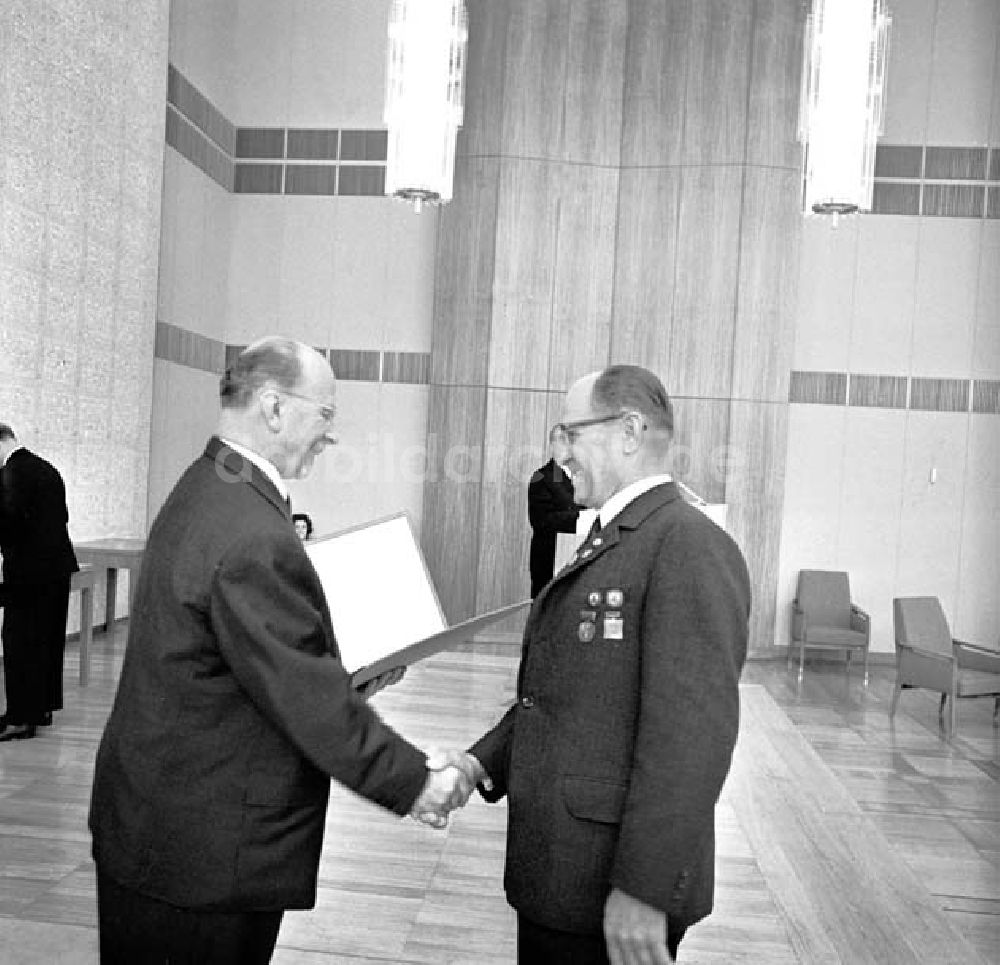 DDR-Fotoarchiv: Berlin - Verleihung des Nationalpreises im Amtsitz des Staatsrates Foto: Schönfeld