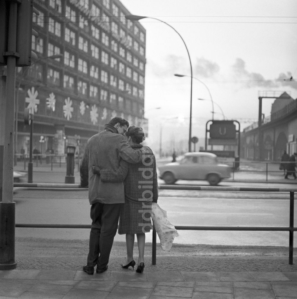 DDR-Fotoarchiv: Berlin - Mitte - Verliebtes Paar mit einem Strauß Blumen in der Hand am Alexanderplatz in Berlin - Mitte