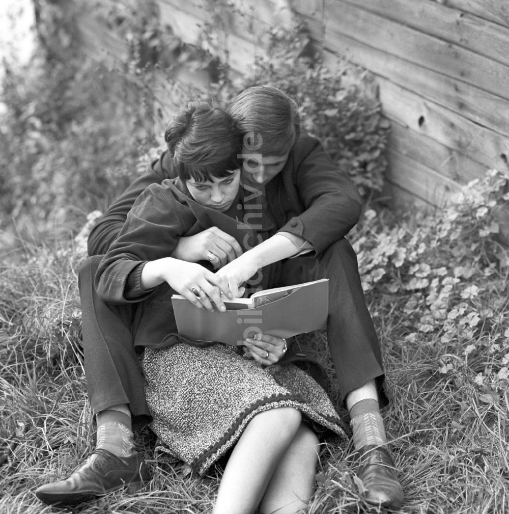 DDR-Bildarchiv: - verliebtes Paar liest gemeinsam ein Buch in Berlin 