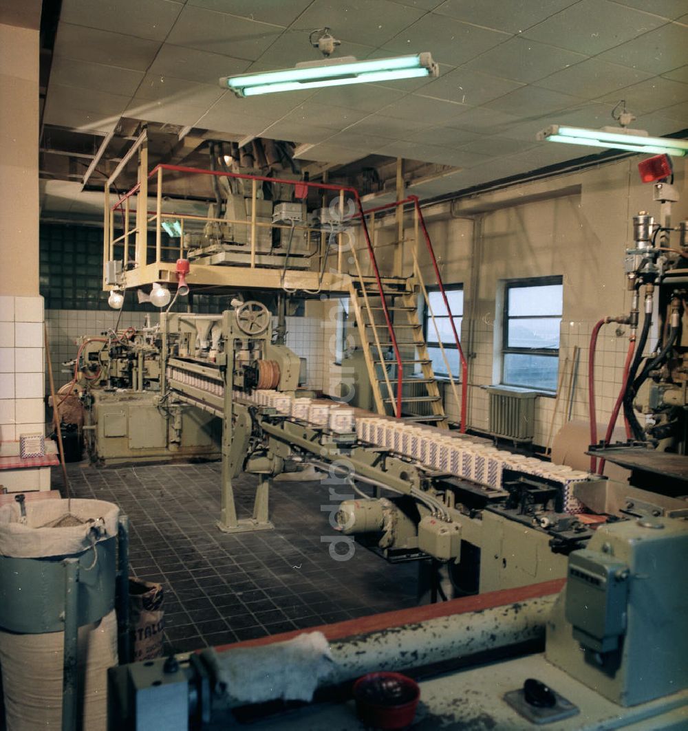 DDR-Bildarchiv: Güstrow - Verpackungsanlage in der VEB Zuckerfabrik Güstrow