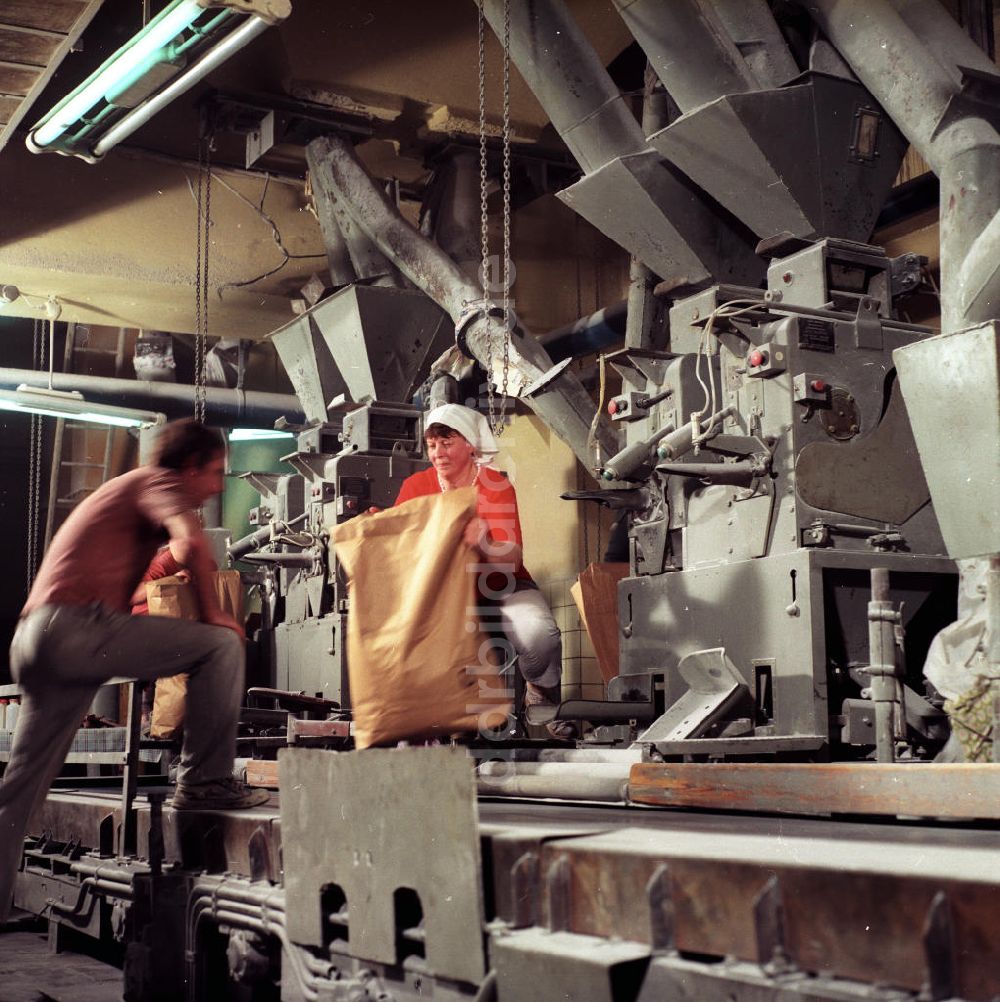 DDR-Bildarchiv: Güstrow - Verpackungsanlage in der VEB Zuckerfabrik Güstrow