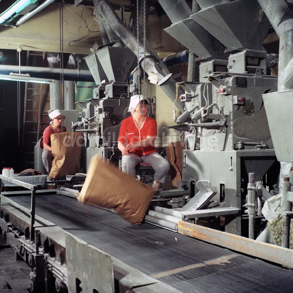 Güstrow: Verpackungsanlage in der VEB Zuckerfabrik Güstrow