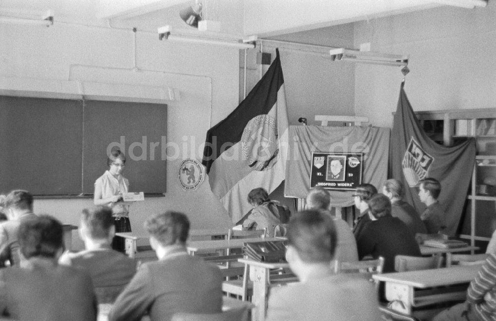 DDR-Fotoarchiv: Berlin - Versammlung jugendlicher FDJ- Mitglieder der Berufsschule des VEB Elektro-Apparate-Werke in Berlin in der DDR