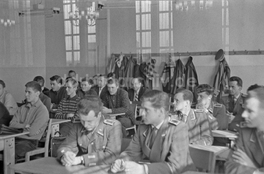 Berlin: Versammlung jugendlicher FDJ- Mitglieder der Berufsschule des VEB Elektro-Apparate-Werke in Berlin in der DDR