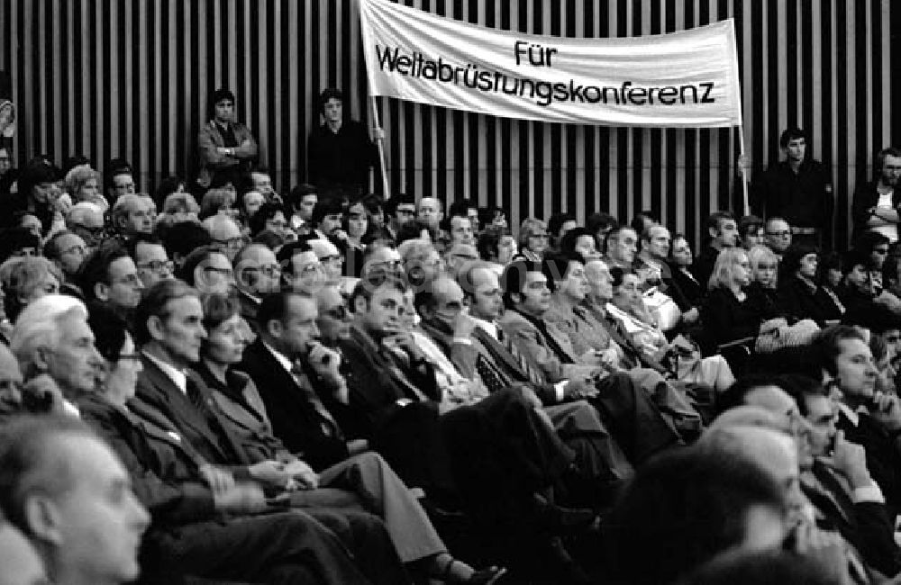 DDR-Bildarchiv: Berlin - Versammlung im Kino International: Kundgebung gegen neue Vernichtungswaffe Foto: Schönfeld