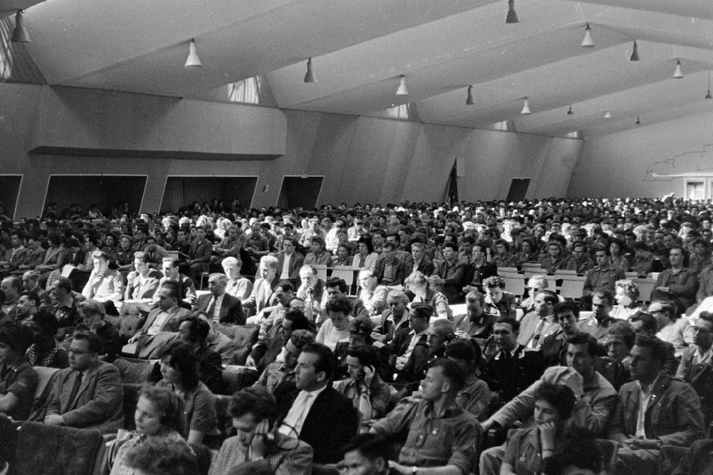 DDR-Fotoarchiv: Rostock - Versammlung VI. (6.) Parlament der Freien Deutschen Jugend (FDJ) in Rostock in der DDR