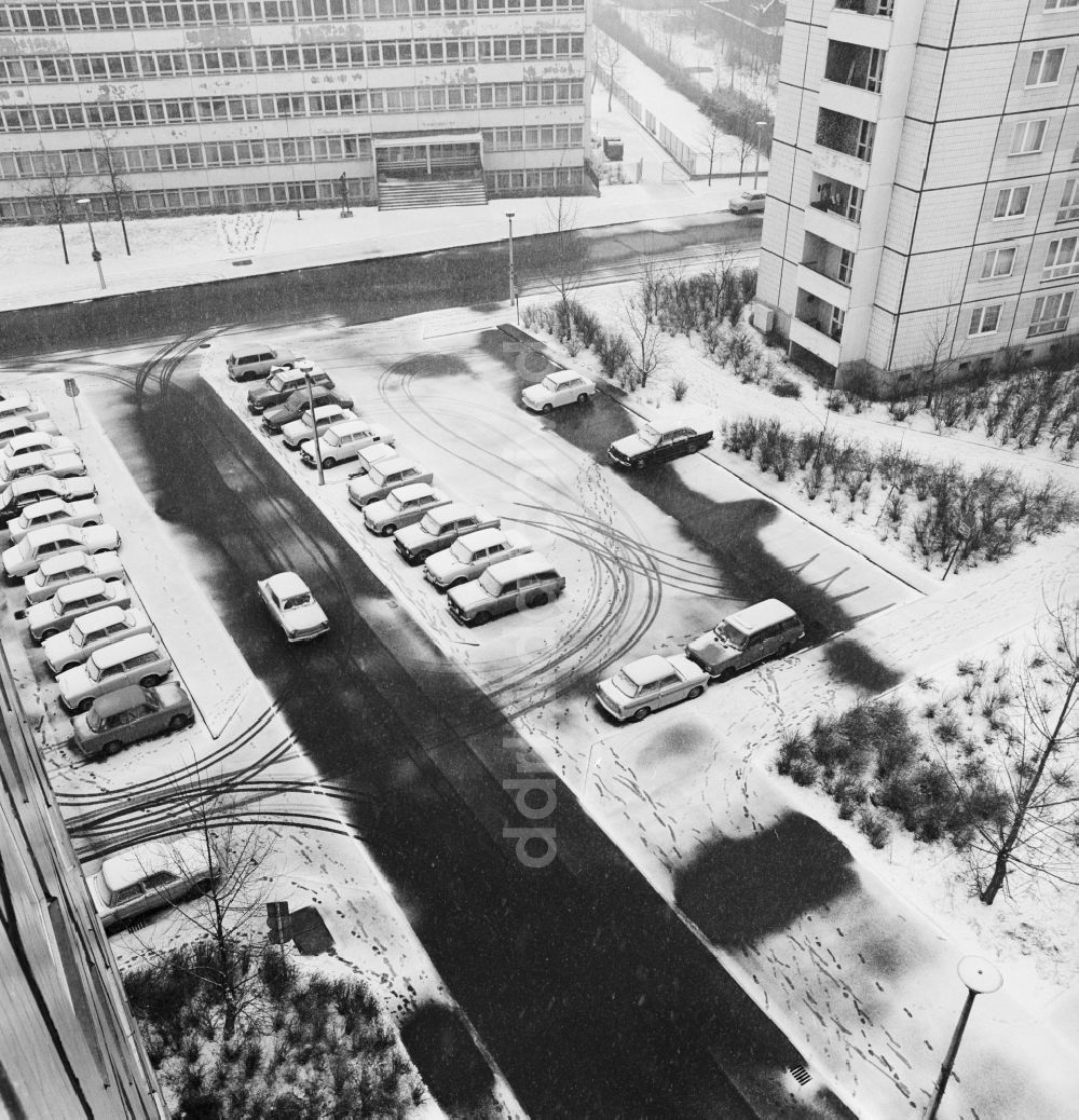 DDR-Bildarchiv: Berlin - Verschneiter Parkplatz in einem Wohngebiet in Berlin