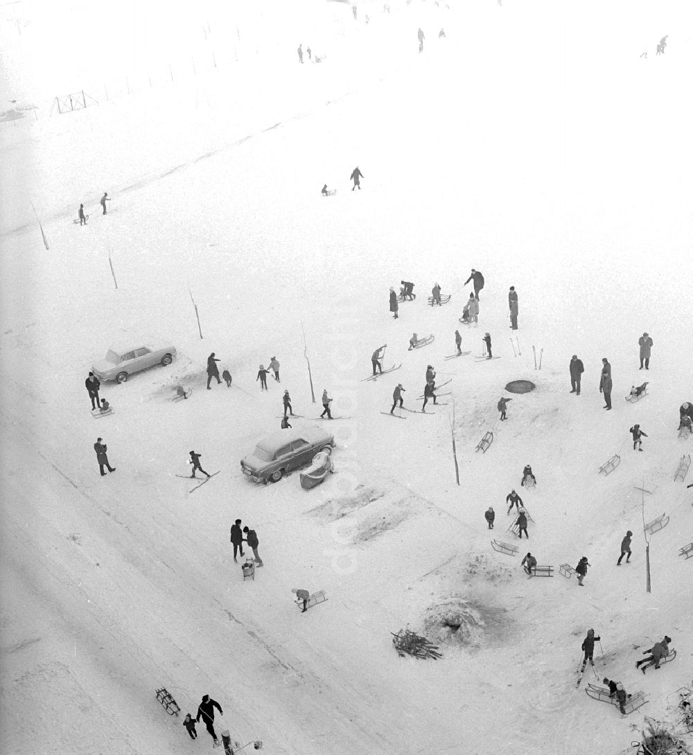 DDR-Fotoarchiv: Berlin - Verschneiter Parkplatz in einem Wohngebiet in Berlin, der ehemaligen Hauptstadt der DDR, Deutsche Demokratische Republik
