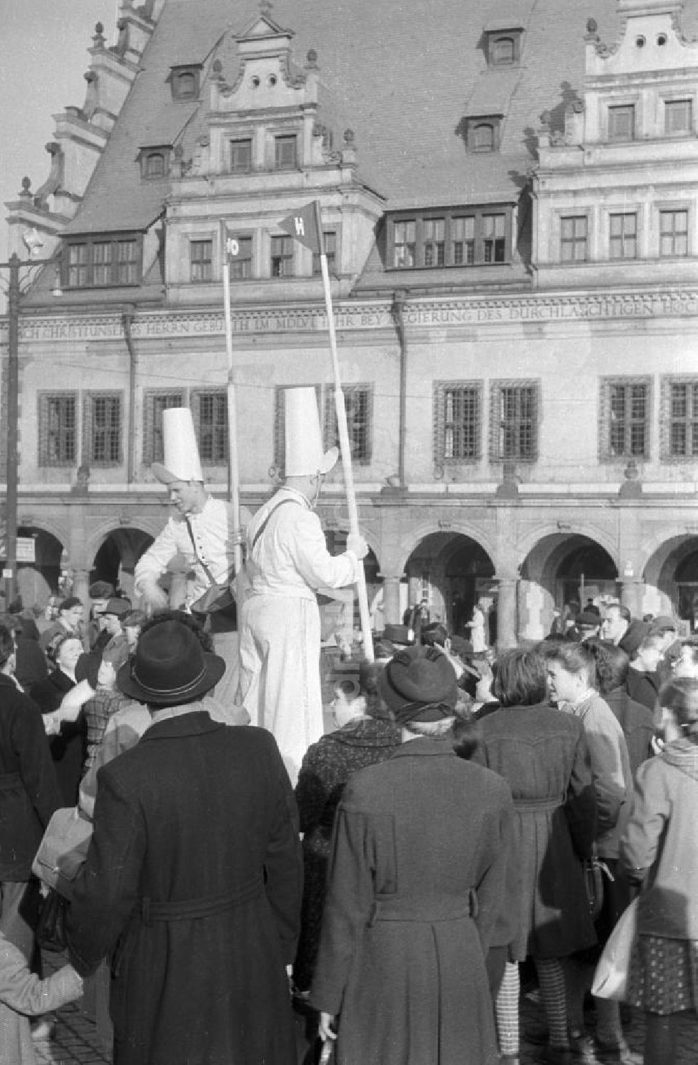Leipzig: Vertreter der HO bei einer Werbeaktion auf dem Markt in Leipzig, 1957