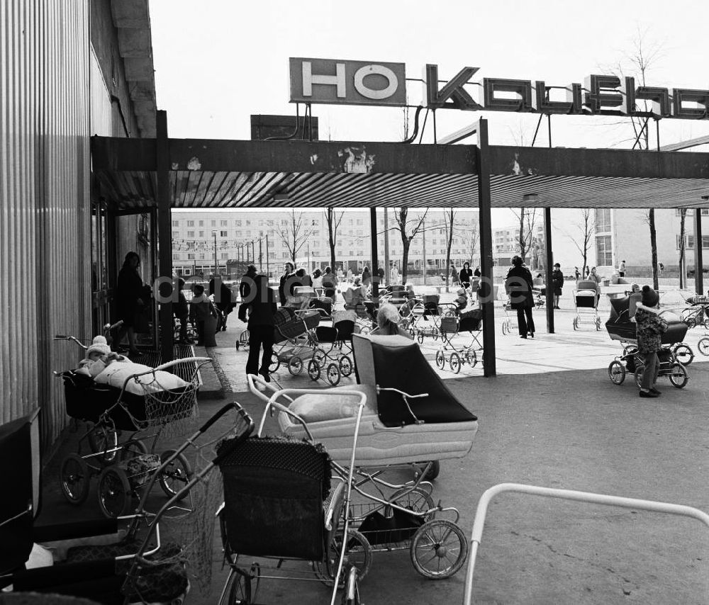 Halle Neustadt: Viele Kinderwagen stehen an einer Kaufhalle im Wohngebiet Halle-Neustadt
