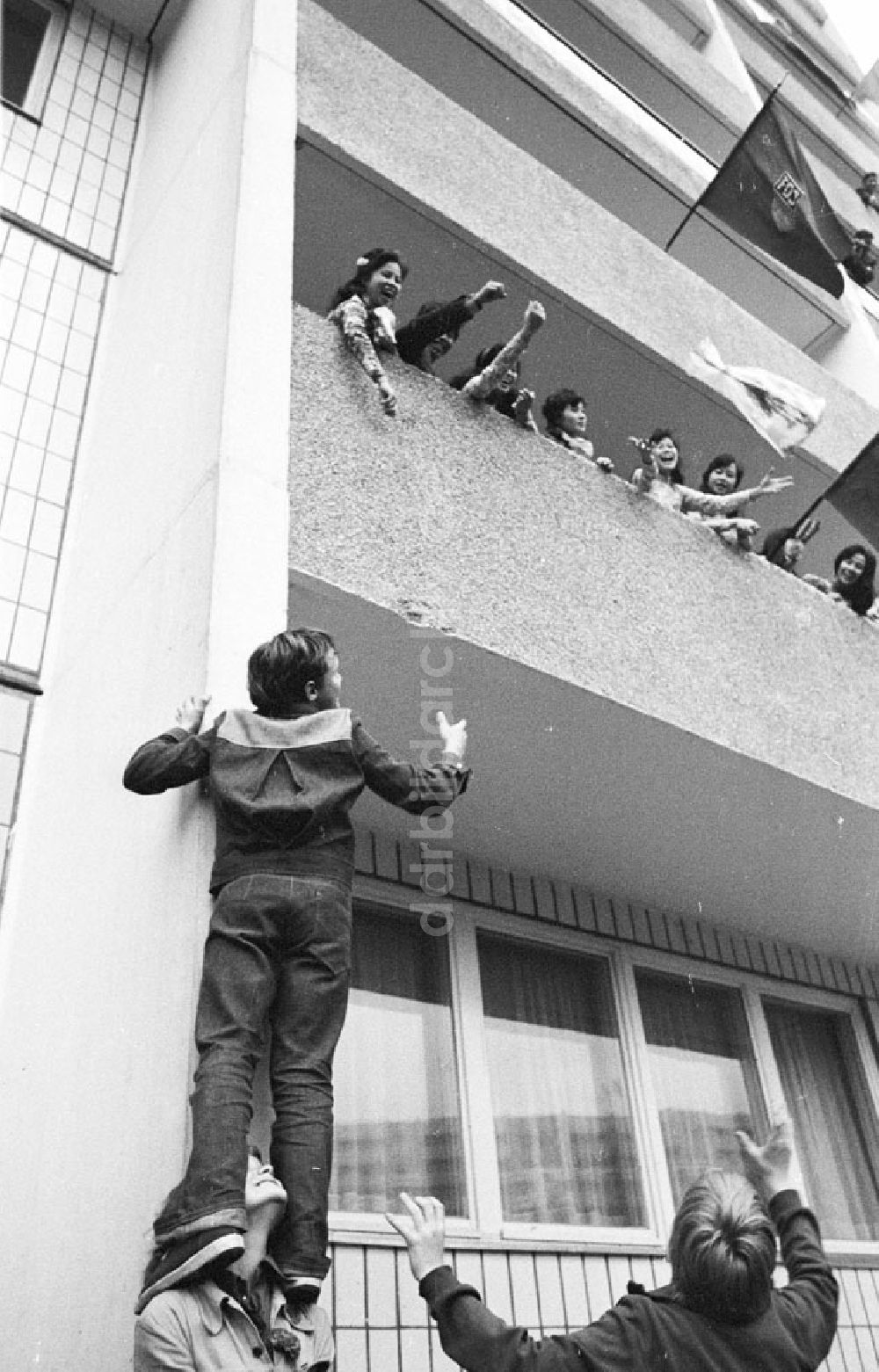 DDR-Fotoarchiv: Berlin - Vietnamen-Quartier Stimmung vor den Quartieren der Vietnamesen Foto: Lange Foto-Tasche: 700