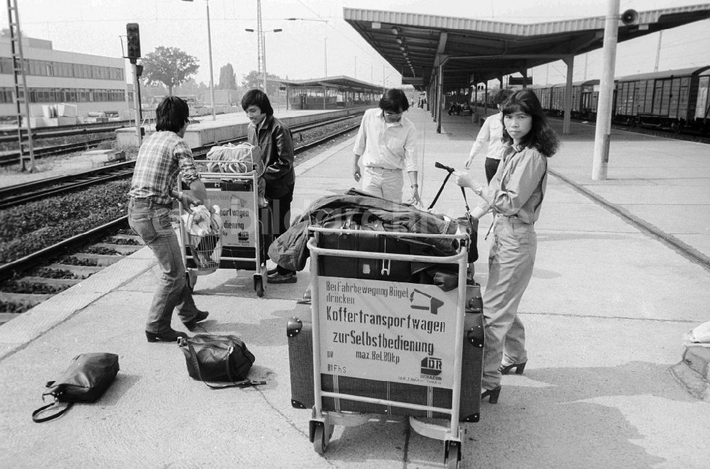 DDR-Bildarchiv: Schönefeld - Vietnamesische Gastarbeiter auf dem Bahnhof Flughafen Berlin-Schönefeld in Schönefeld in Brandenburg in der DDR
