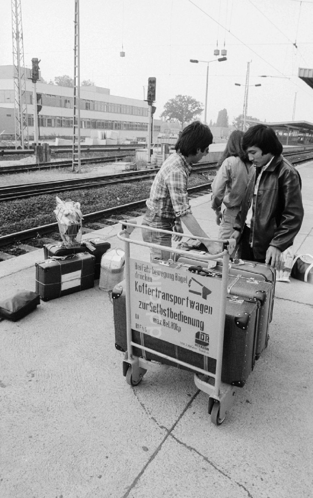 DDR-Fotoarchiv: Schönefeld - Vietnamesische Gastarbeiter auf dem Bahnhof Flughafen Berlin-Schönefeld in Schönefeld in Brandenburg in der DDR