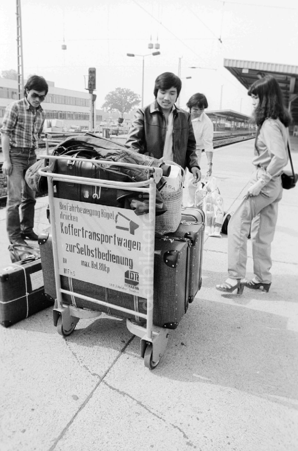 DDR-Bildarchiv: Schönefeld - Vietnamesische Gastarbeiter auf dem Bahnhof Flughafen Berlin-Schönefeld in Schönefeld in Brandenburg in der DDR