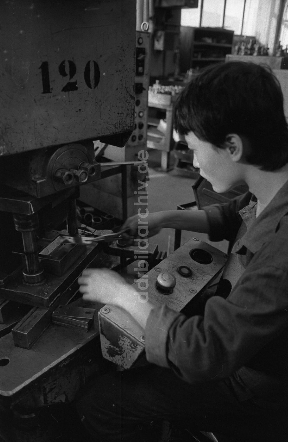 Berlin: Vietnamesische Vertragsarbeiter in der Produktion beim VEB Elektroprojekt und Anlagenbau in Berlin in der DDR