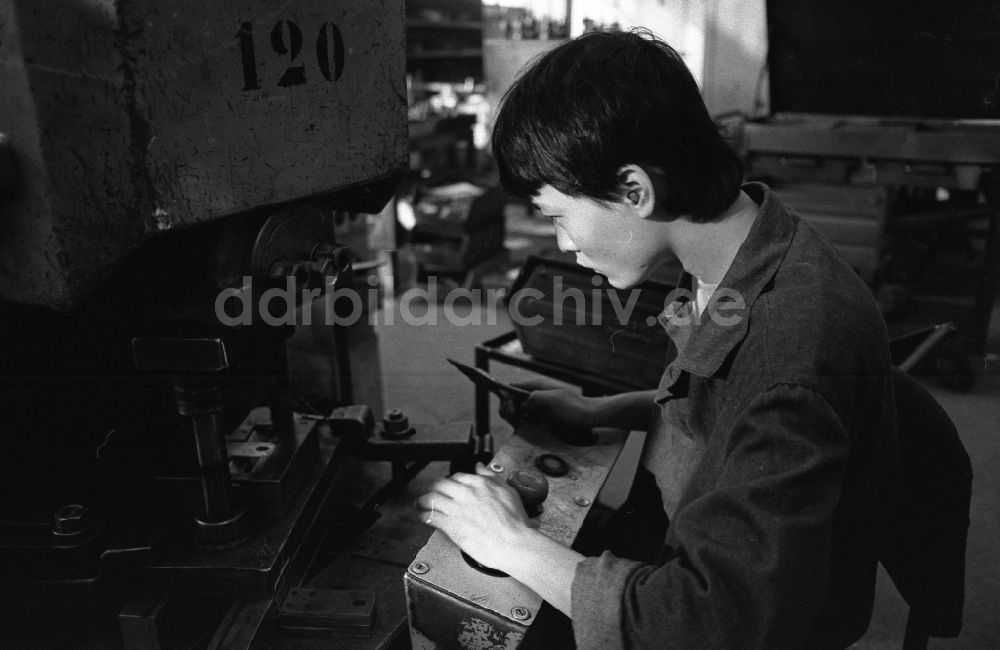 DDR-Fotoarchiv: Berlin - Vietnamesische Vertragsarbeiter in der Produktion beim VEB Elektroprojekt und Anlagenbau in Berlin in der DDR