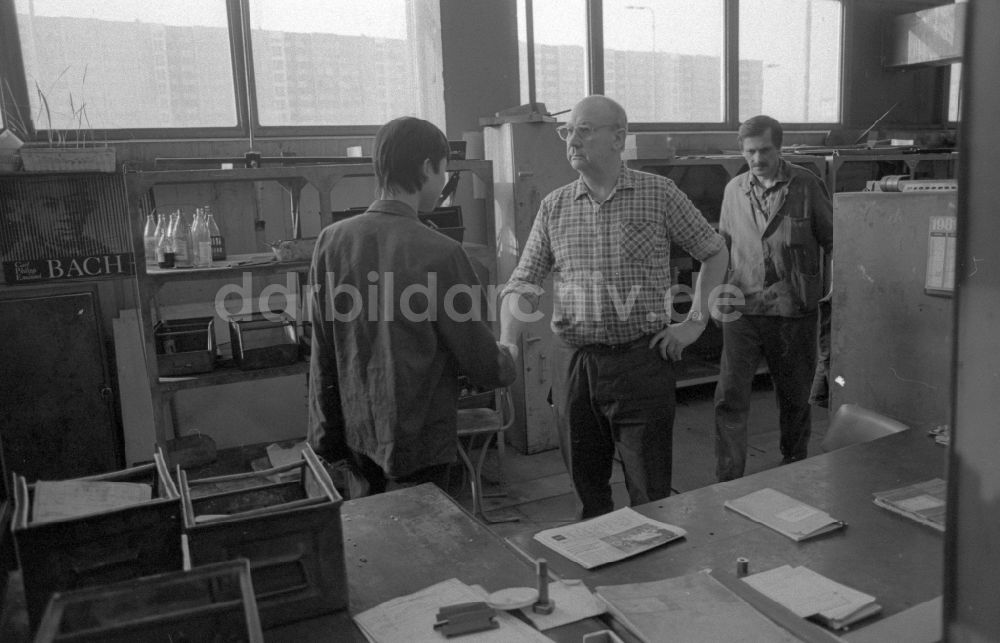DDR-Bildarchiv: Berlin - Vietnamesische Vertragsarbeiter in der Produktion beim VEB Elektroprojekt und Anlagenbau in Berlin in der DDR