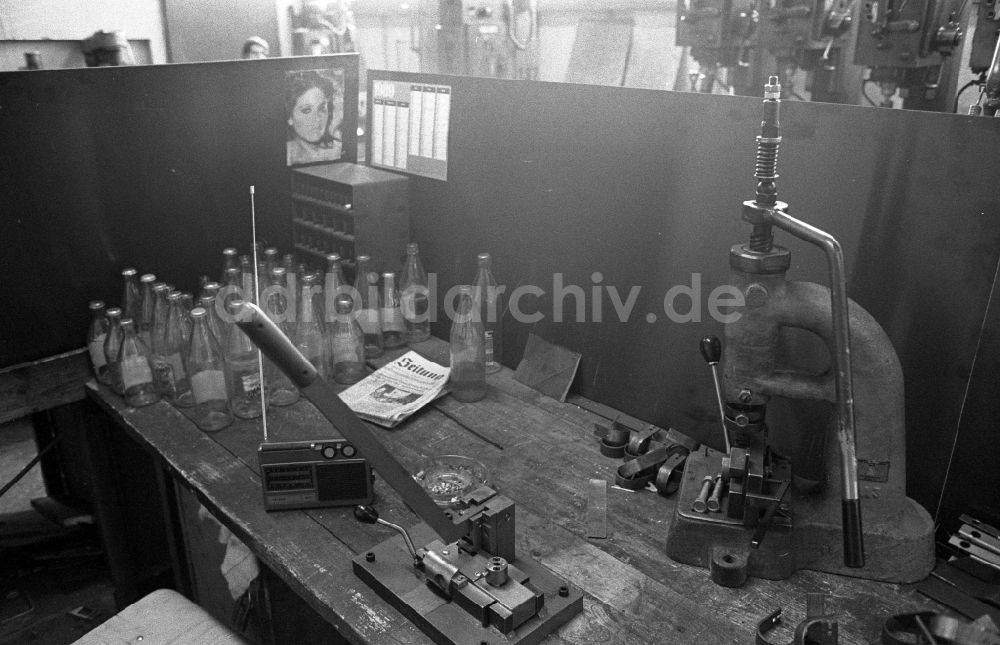 DDR-Fotoarchiv: Berlin - Vietnamesische Vertragsarbeiter in der Produktion beim VEB Elektroprojekt und Anlagenbau in Berlin in der DDR