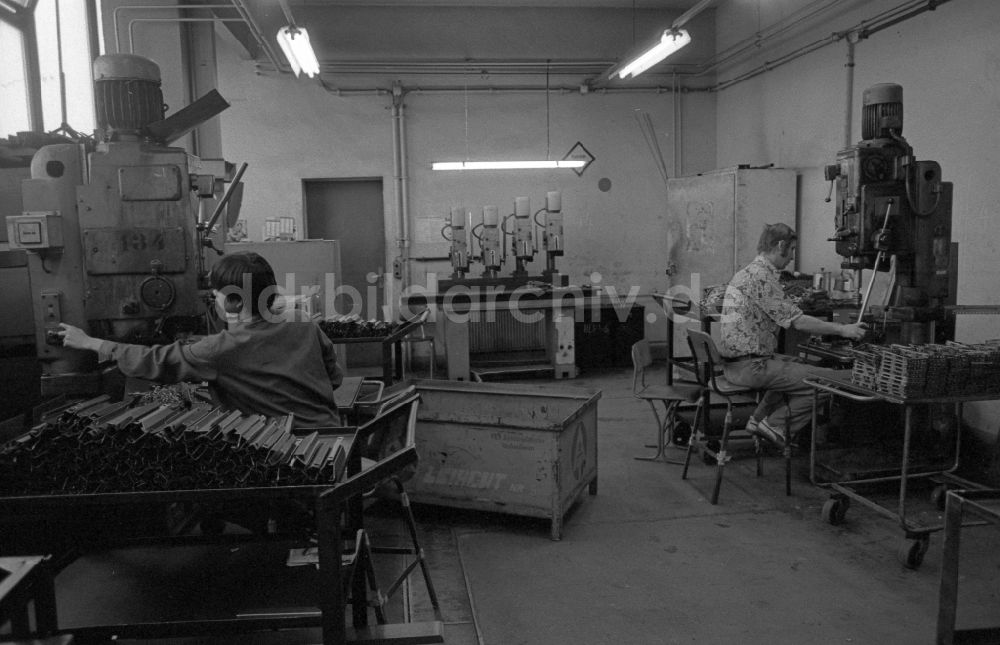 Berlin: Vietnamesische Vertragsarbeiter in der Produktion beim VEB Elektroprojekt und Anlagenbau in Berlin in der DDR