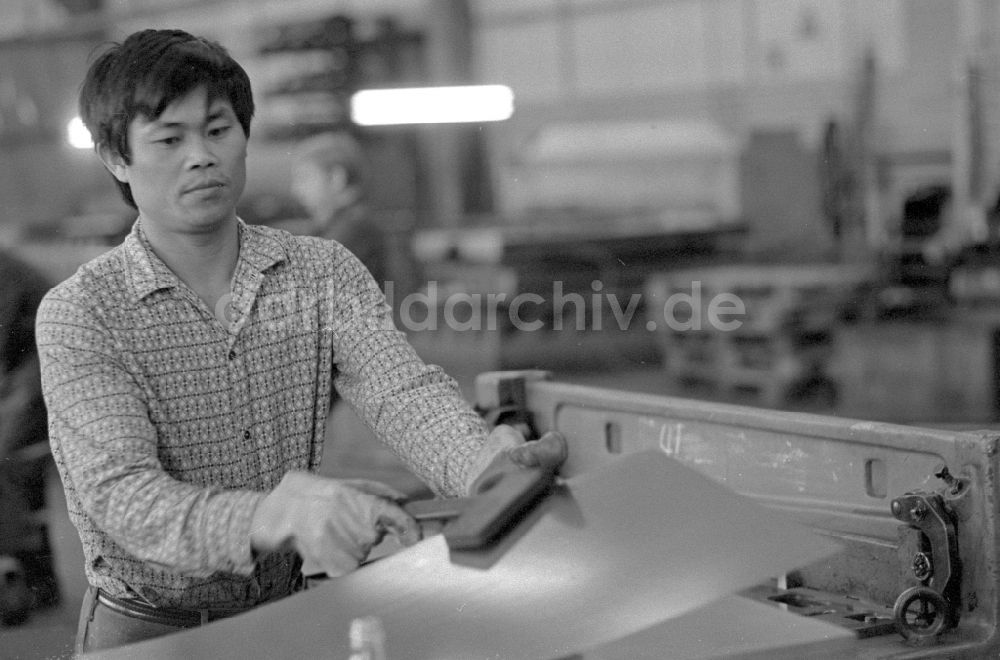 DDR-Fotoarchiv: Berlin - Vietnamesische Vertragsarbeiter in der Produktion beim VEB Elektroprojekt und Anlagenbau in Berlin auf dem Gebiet der ehemaligen DDR, Deutsche Demokratische Republik