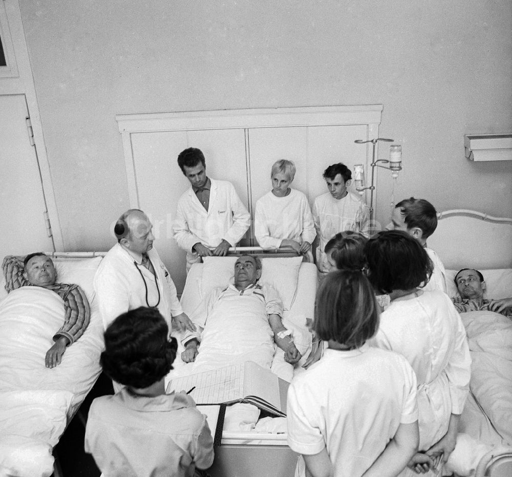 DDR-Bildarchiv: Berlin - Visite der Ärzte und Assistenzärzte auf einer Krankenstation der Charite in Berlin, der ehemaligen Hauptstadt der DDR, Deutsche Demokratische Republik