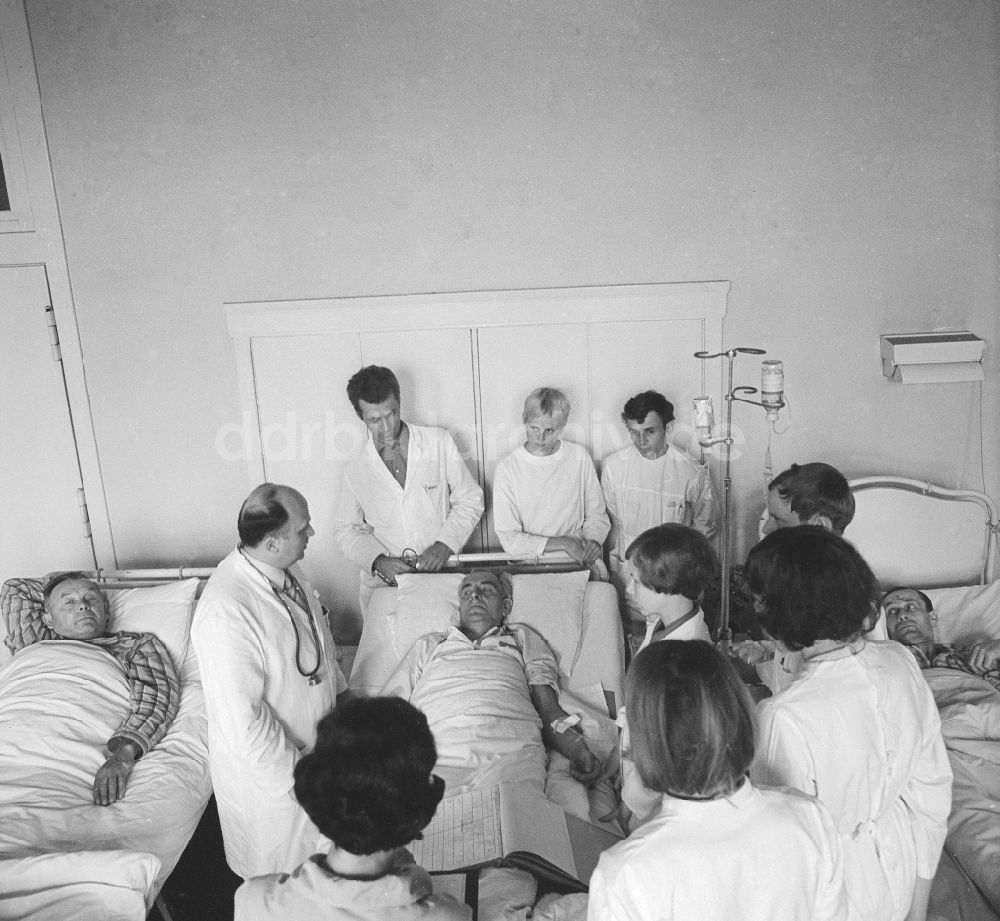 DDR-Fotoarchiv: Berlin - Visite der Ärzte und Assistenzärzte auf einer Krankenstation der Charite in Berlin, der ehemaligen Hauptstadt der DDR, Deutsche Demokratische Republik
