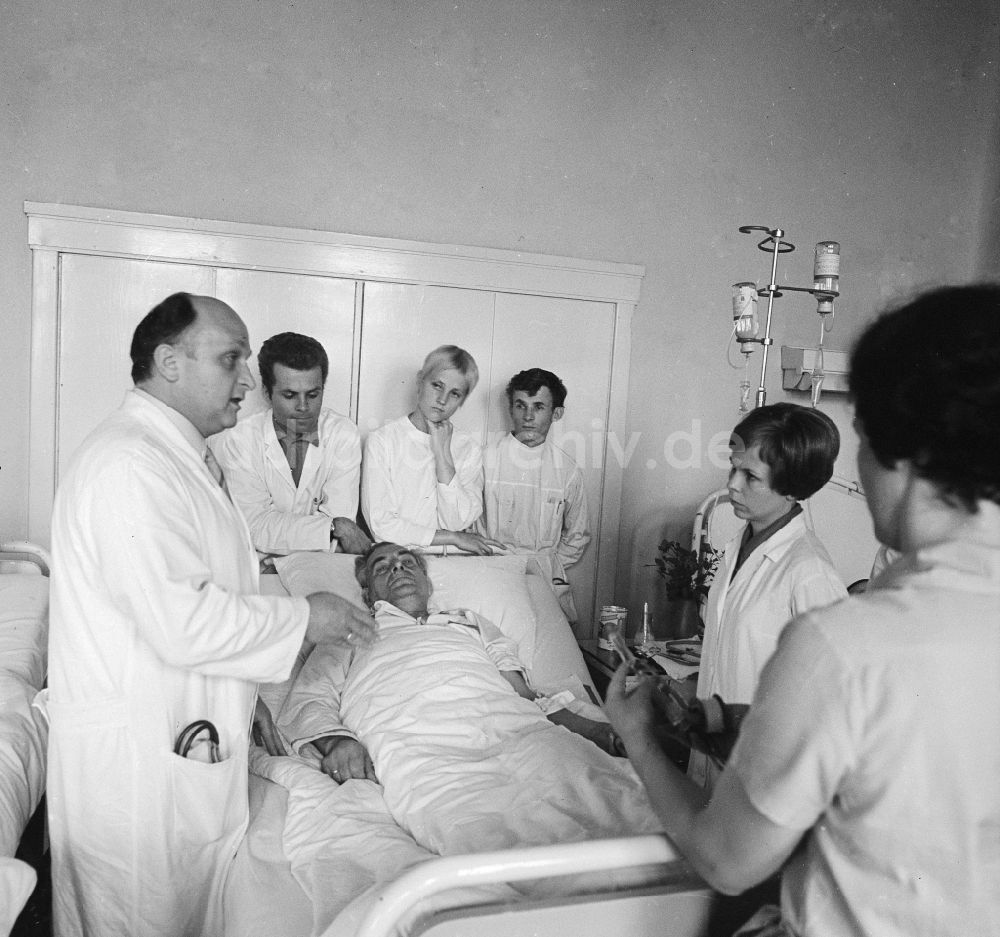 Berlin: Visite der Ärzte und Assistenzärzte auf einer Krankenstation der Charite in Berlin, der ehemaligen Hauptstadt der DDR, Deutsche Demokratische Republik
