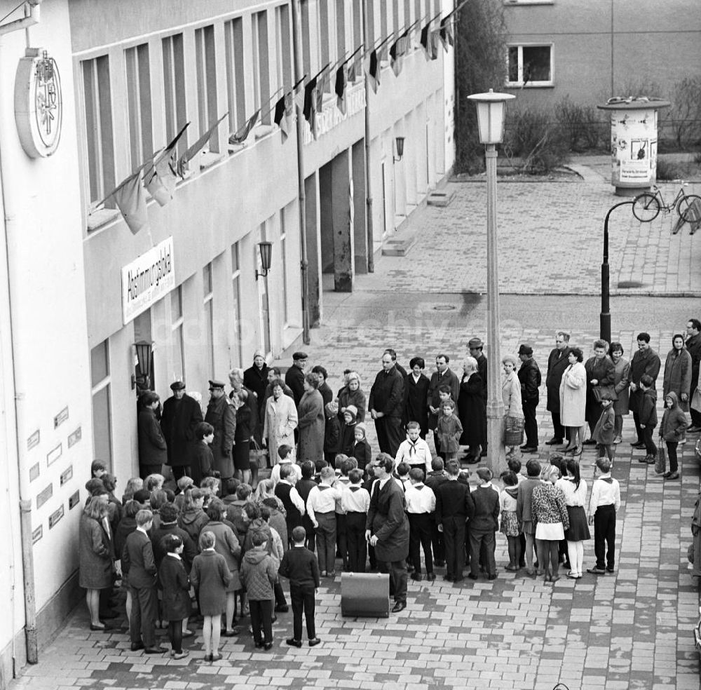 DDR-Bildarchiv: Eisenhüttenstadt - Volksentscheid Verfassung in Eisenhüttenstadt