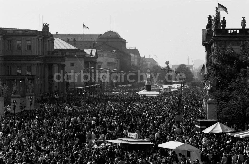 DDR-Bildarchiv: Berlin - Volksfestmeile, Menschenmassen auf der Strasse Unter den Linden. Foto: Winkler