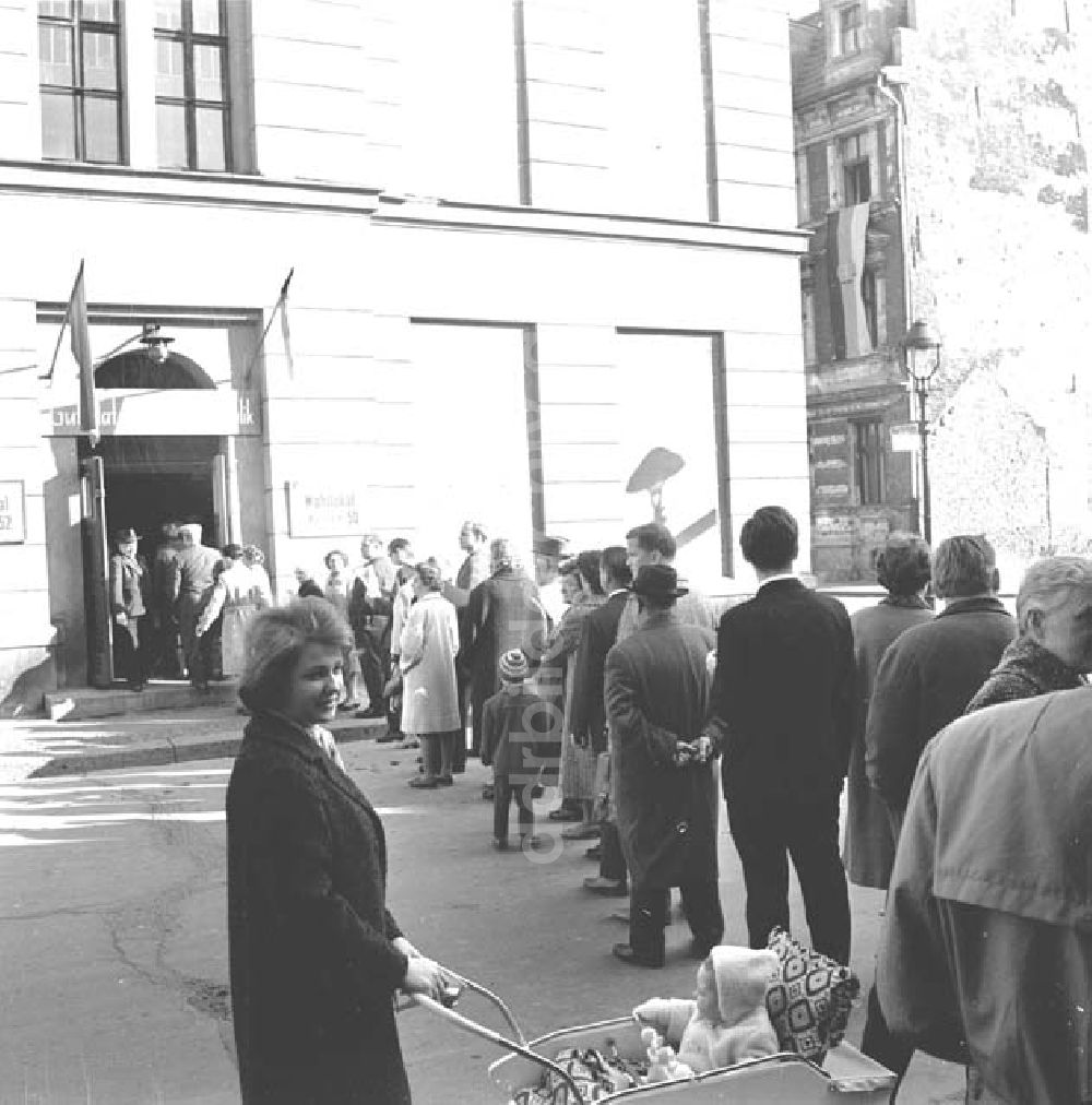 DDR-Fotoarchiv: Berlin - Volkskammerwahlen und Bezirkstagswahlen, Bürger vor Wahllokal