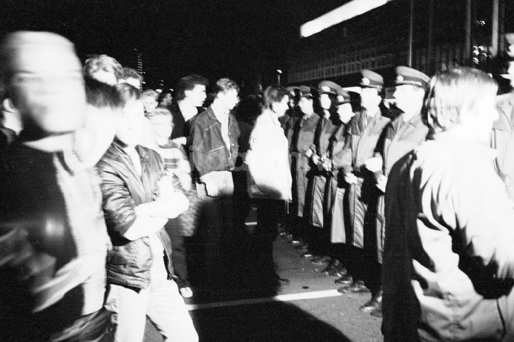DDR-Fotoarchiv: Berlin - Volkspolizei- Straßensperre hindert Demonstration mit Straßen- Protest am Weitermarsch in Berlin in der DDR