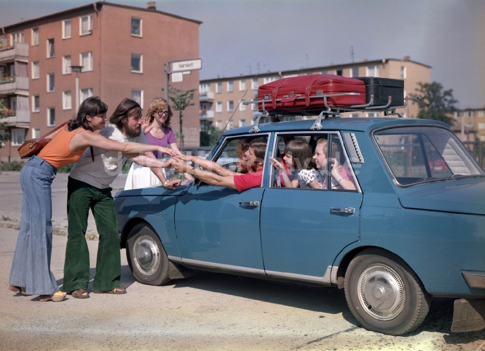 DDR-Bildarchiv: Berlin - Vollbepacktes Auto in Berlin, der ehemaligen Hauptstadt der DDR, Deutsche Demokratische Republik