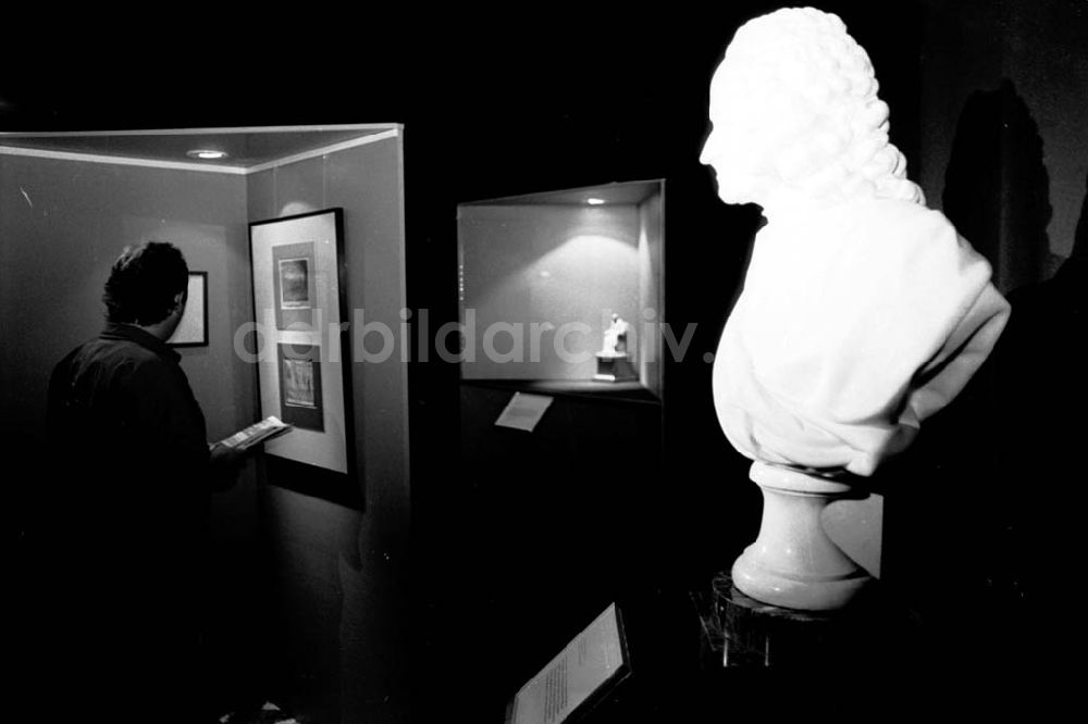 DDR-Bildarchiv: Potsdam - Voltaire-Ausstellung in Potsdam Umschlag:706
