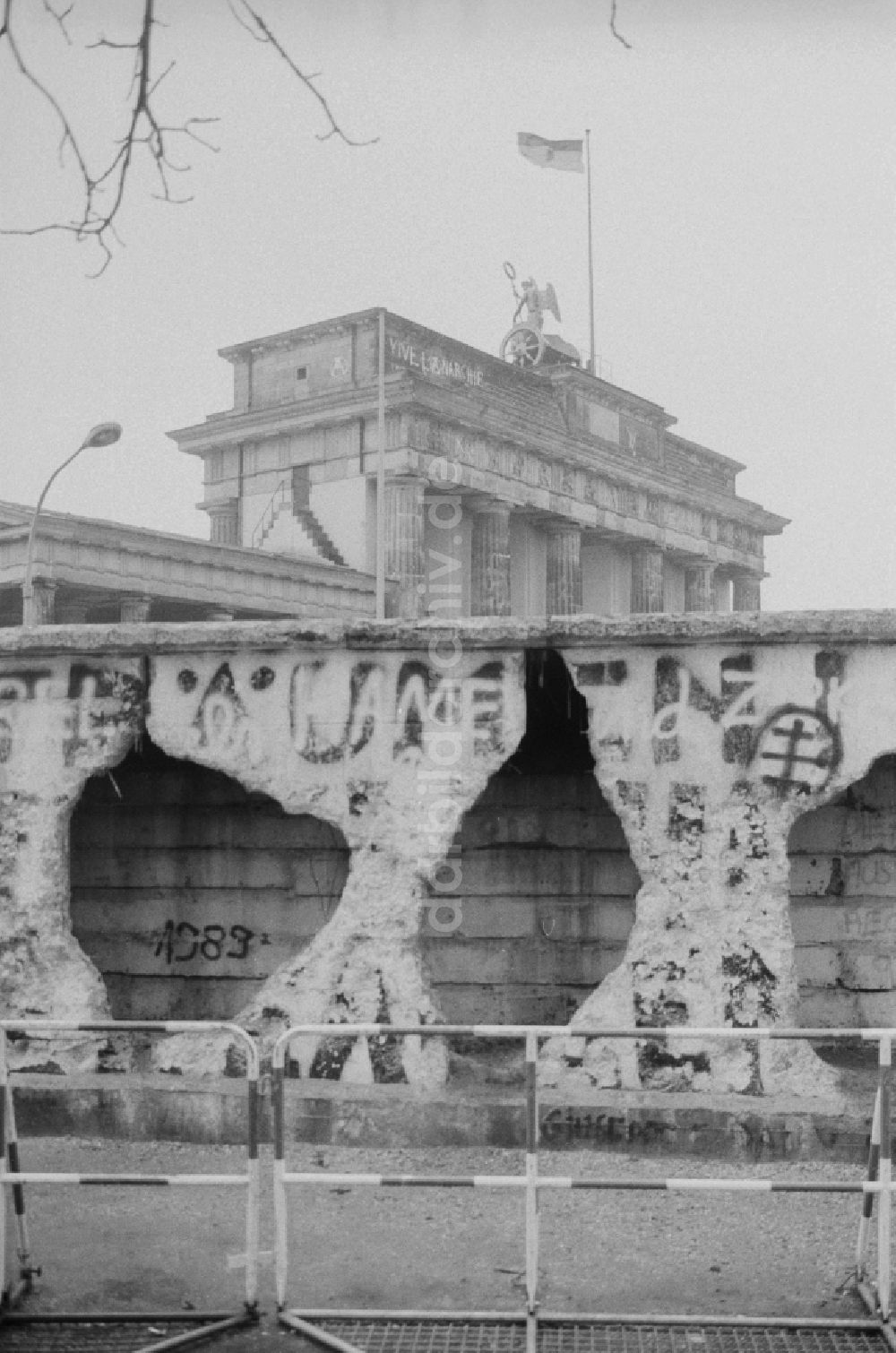 DDR-Bildarchiv: Berlin - Von sogenannten Mauerspechten aufgelöste Betonsegmente am Panzergraben der Berliner Mauer am Brandenburger Tor in Berlin- Mitte