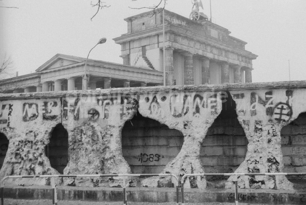 DDR-Fotoarchiv: Berlin - Von sogenannten Mauerspechten aufgelöste Betonsegmente am Panzergraben der Berliner Mauer am Brandenburger Tor in Berlin- Mitte