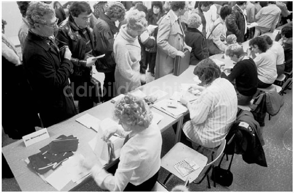 DDR-Fotoarchiv: Berlin - 28.11.1986 Von der 3.Volkskammer während der Abstimmung.
