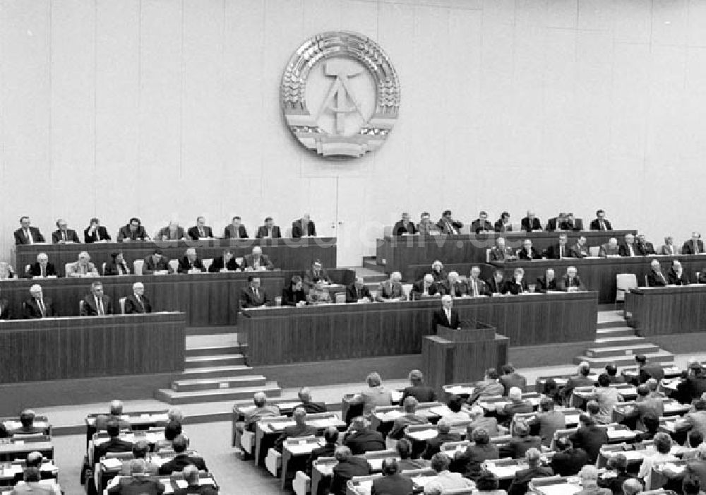 Berlin: 28.11.1986 Von der 3.Volkskammer während der Abstimmung.